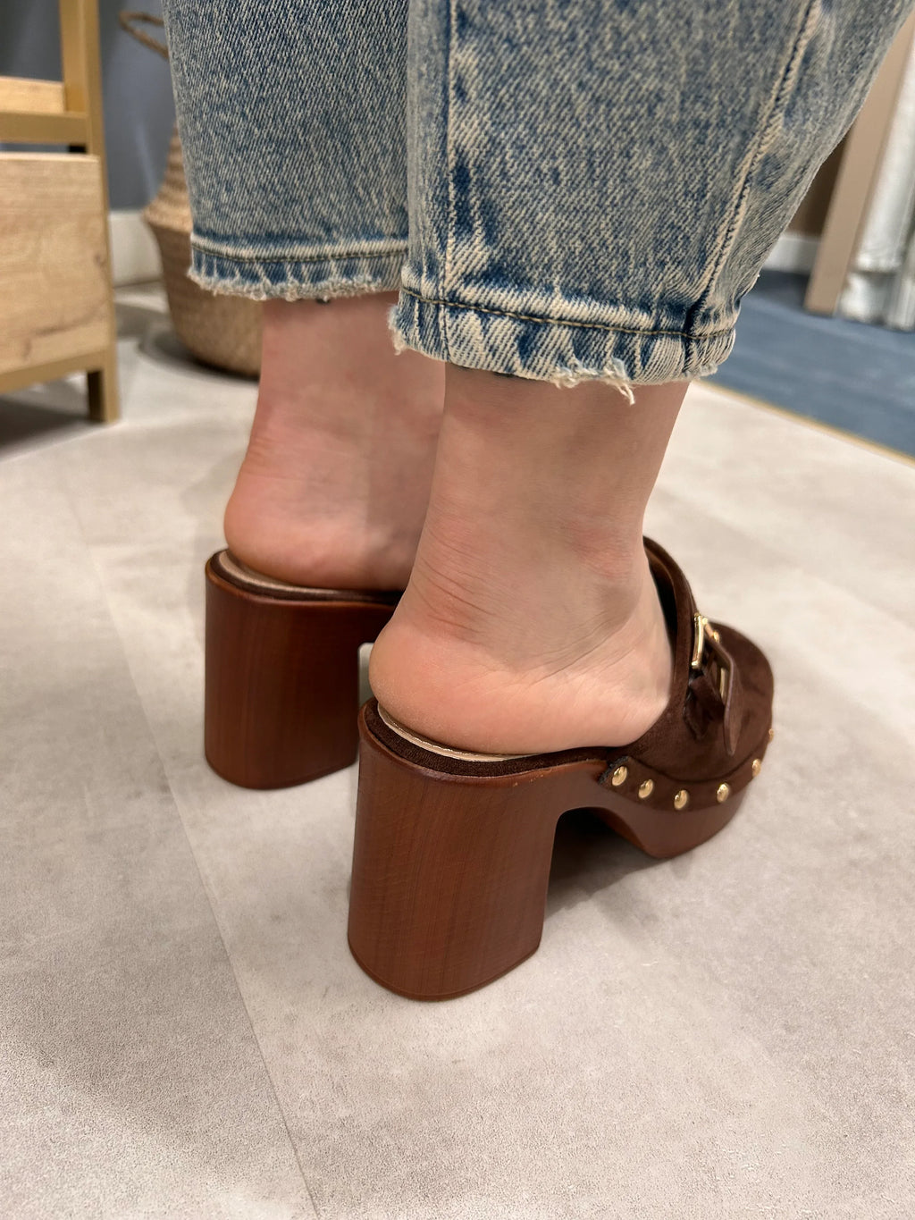 zoccolo tacco in legno donna vista retro