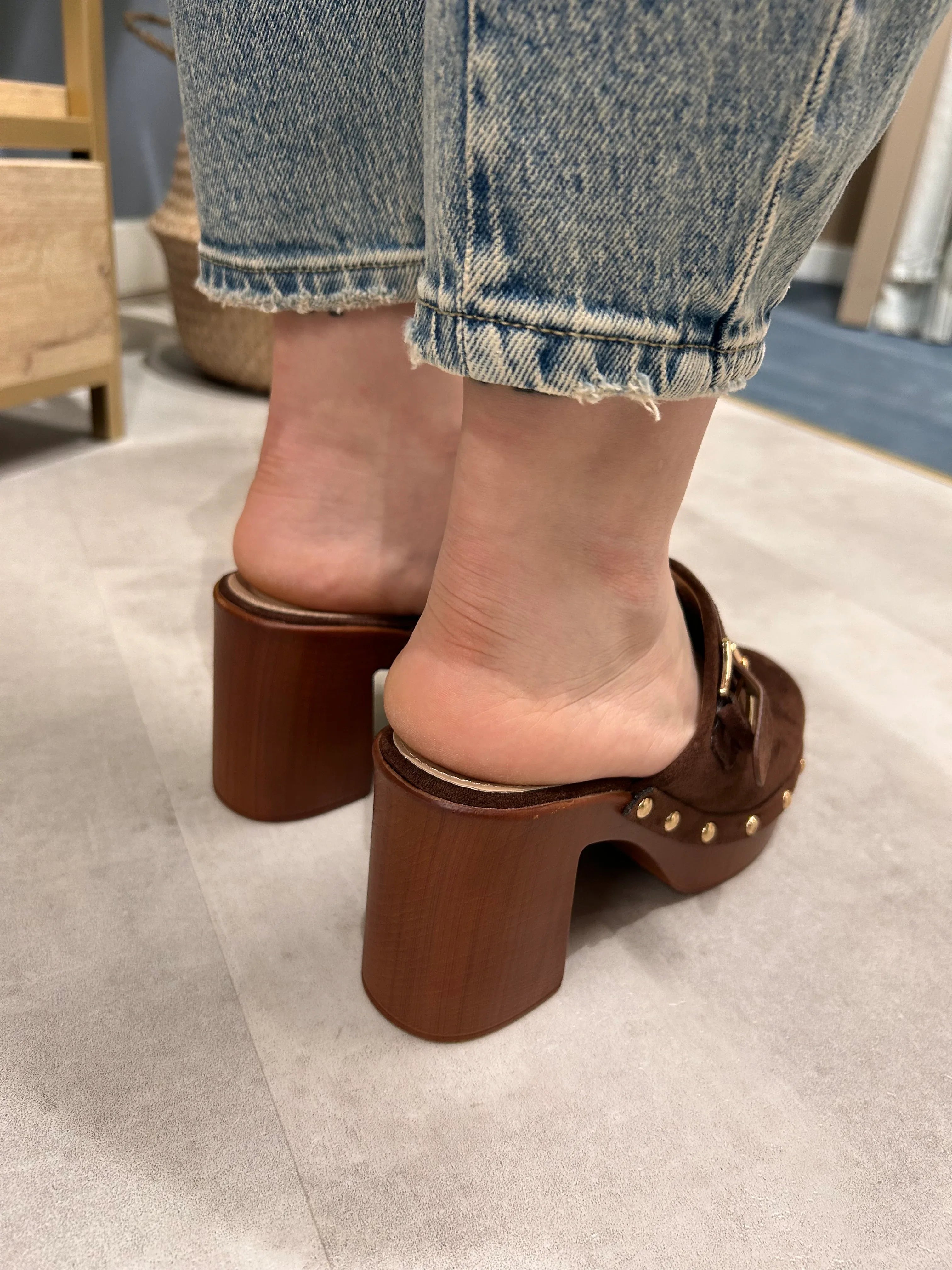 zoccolo tacco in legno donna vista retro