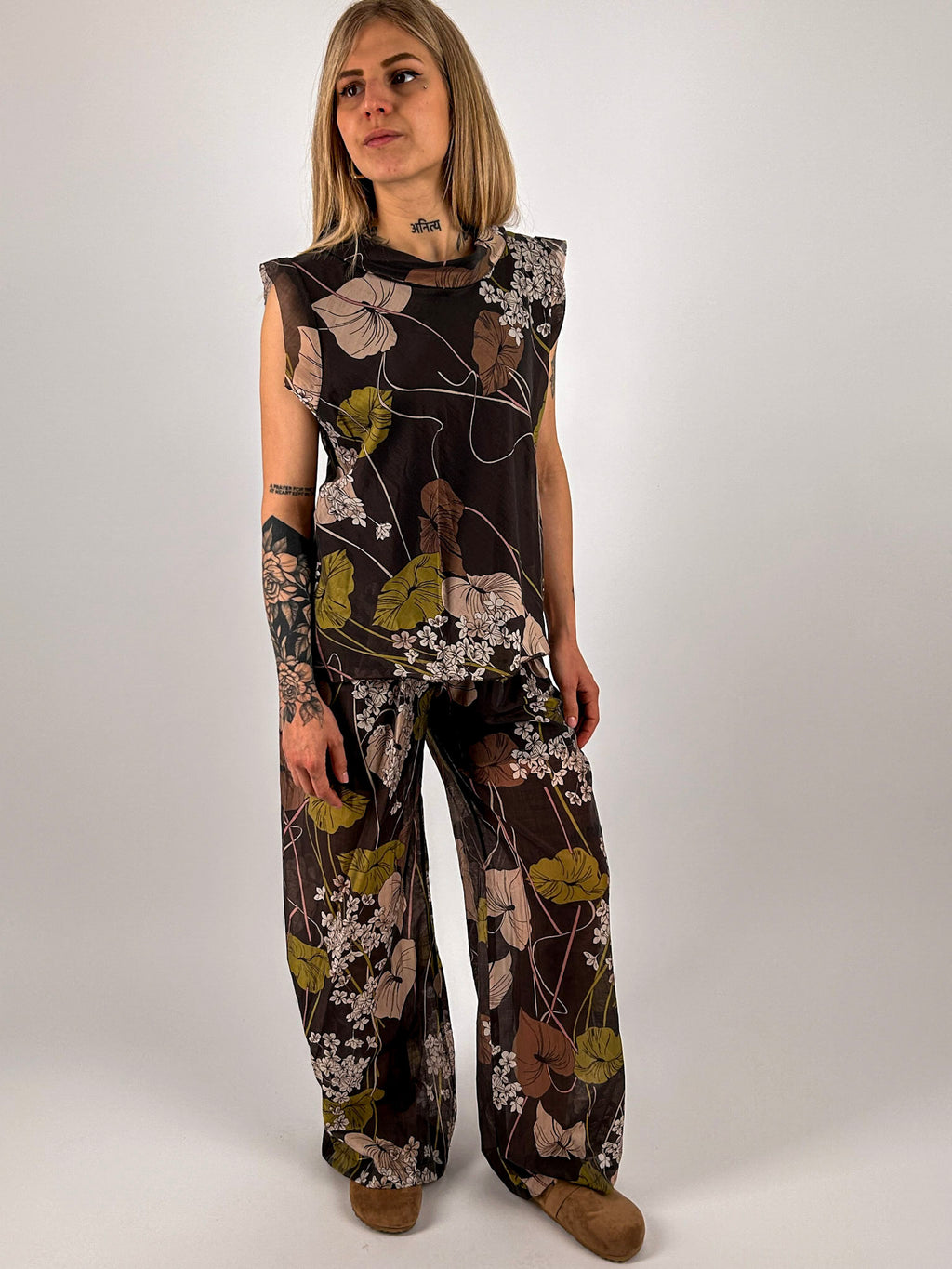 Completo Flora da donna con top smanicato e pantalone morbido a fantasia floreale. vista stile