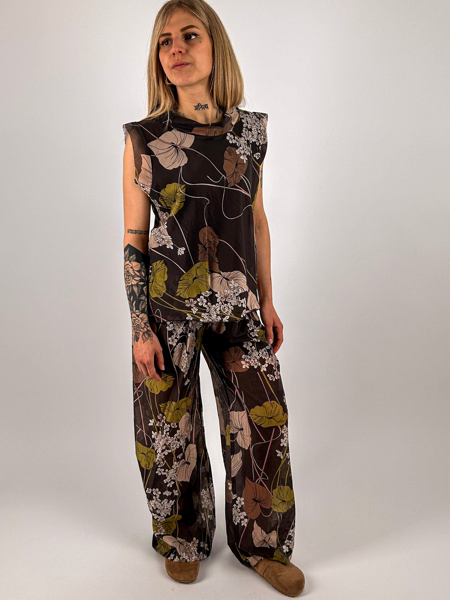Completo Flora da donna con top smanicato e pantalone morbido a fantasia floreale. vista stile