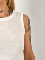 Top donna a costine bianco con vestibilità aderente - vista dettaglio