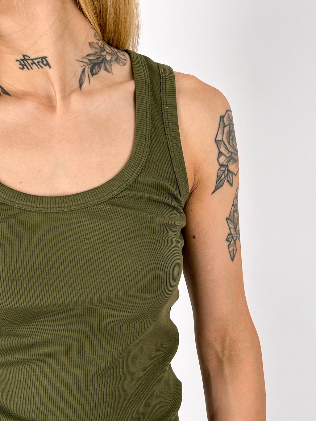 Canotta donna a costine verde militare con vestibilità slim e tessuto elasticizzato- vista dettaglio 