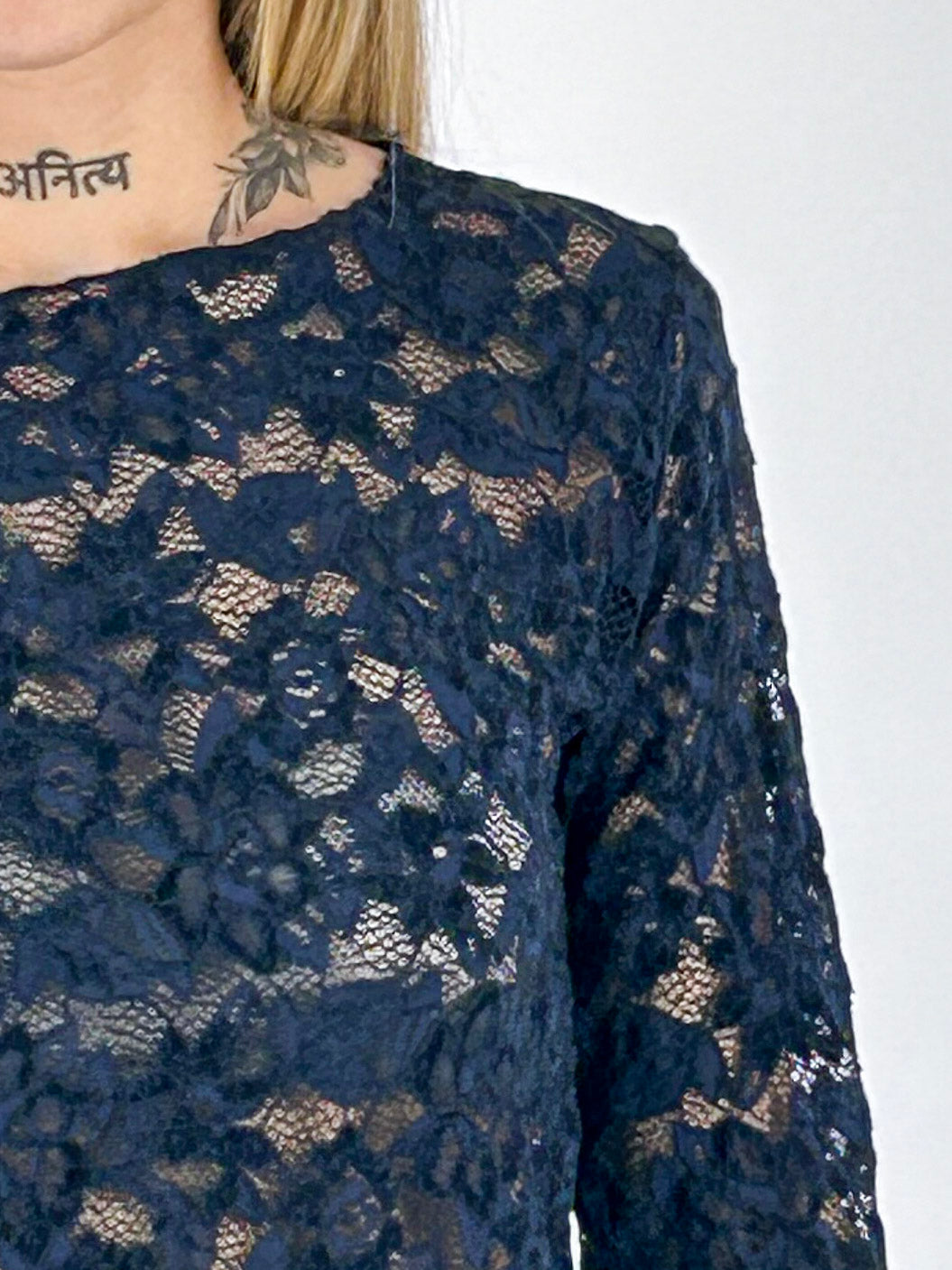 Maglia donna in pizzo floreale con scollo rotondo e manica lunga blu - vista dettaglio