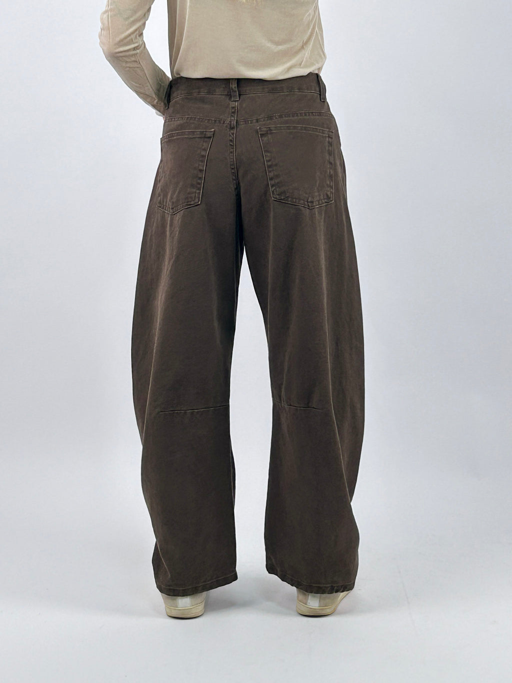 Jeans donna 100% cotone con gamba ampia e sagomata marrone - vista retro