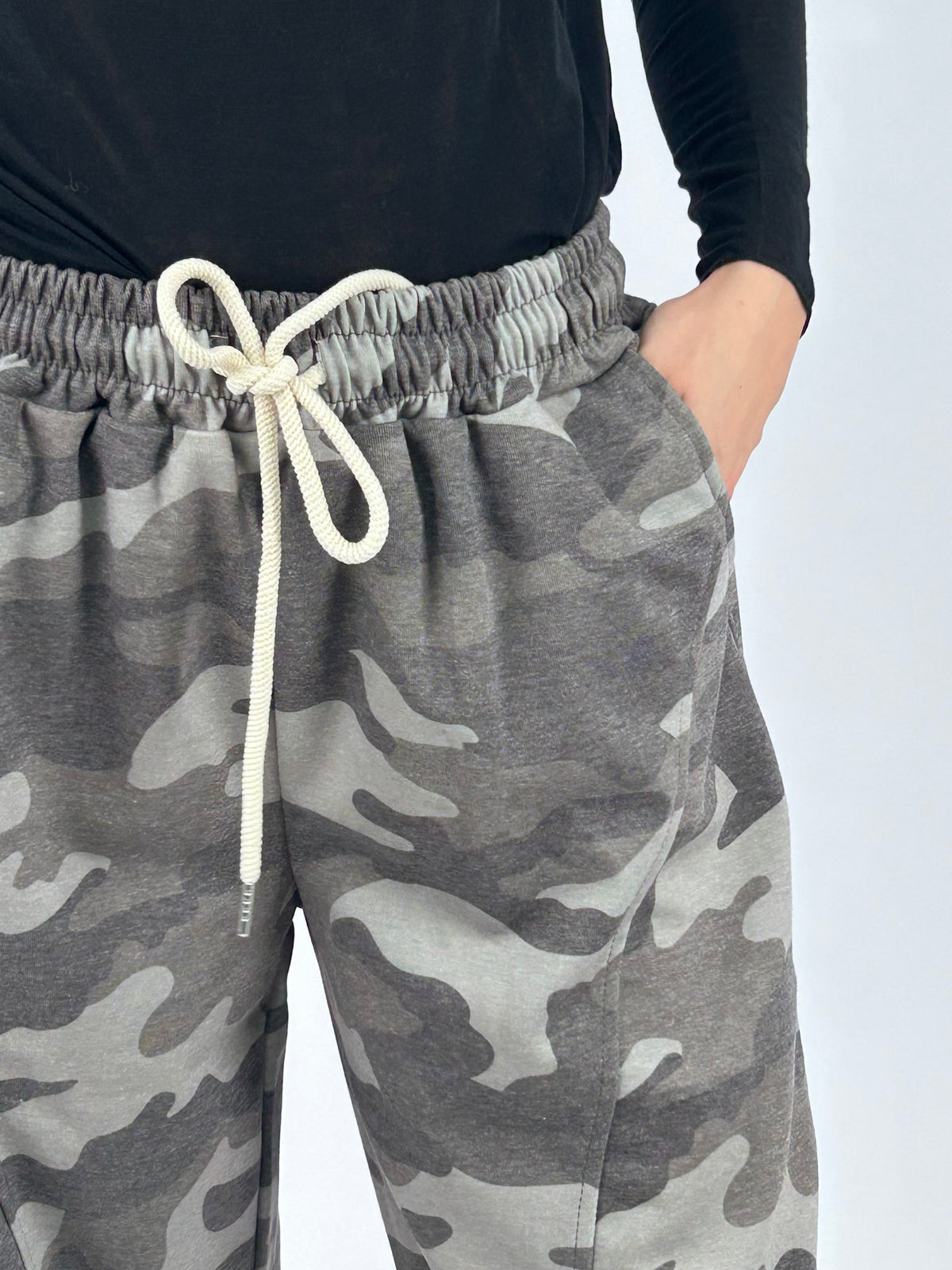 Pantalone donna in felpa con stampa camouflage e gamba ampia militare - vista dettaglio
