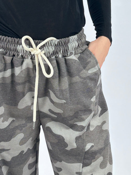 Pantalone donna in felpa con stampa camouflage e gamba ampia militare - vista dettaglio