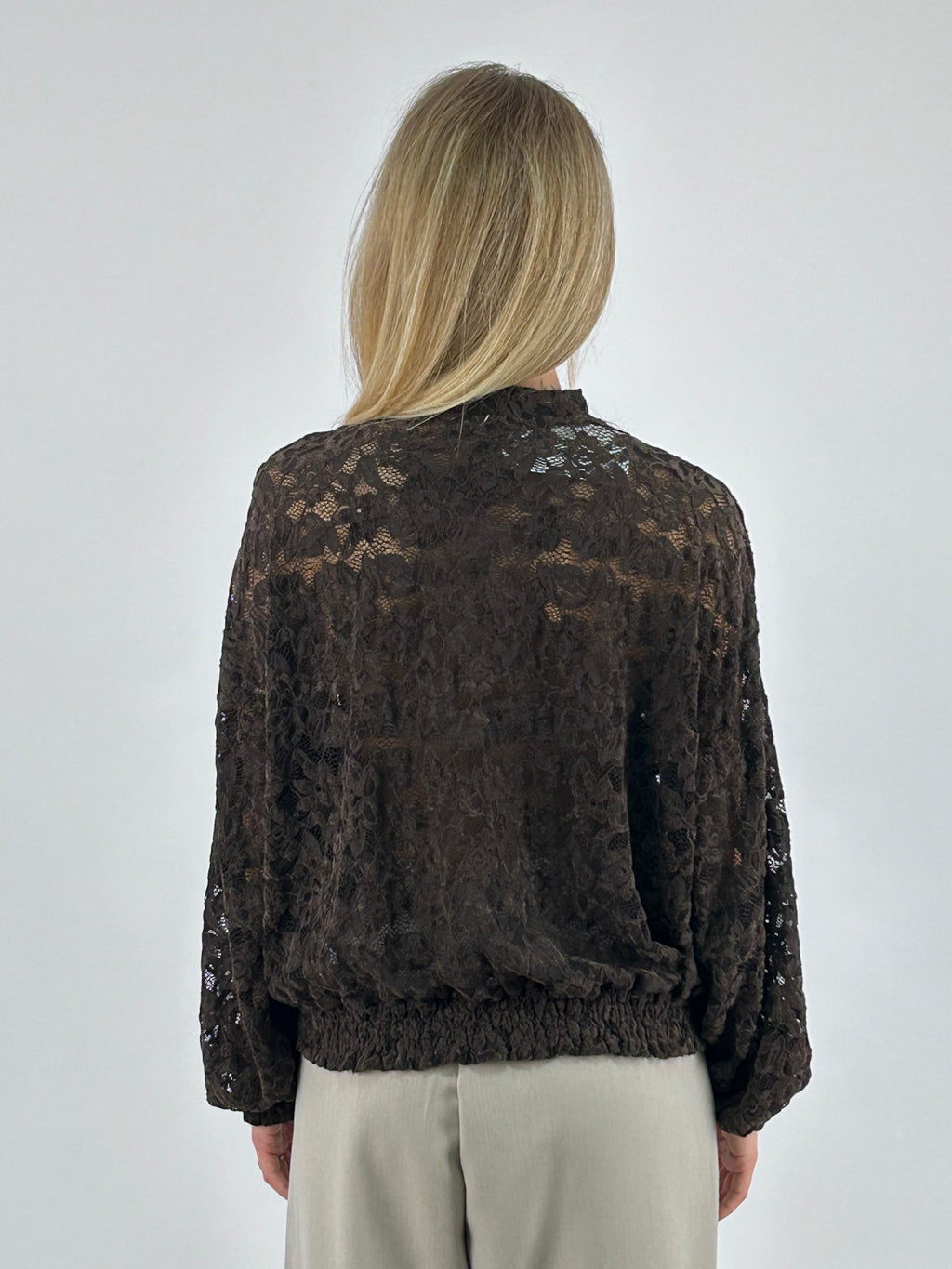 Maglia donna in pizzo floreale con fondo e polsini arricciati marrone - vista retro
