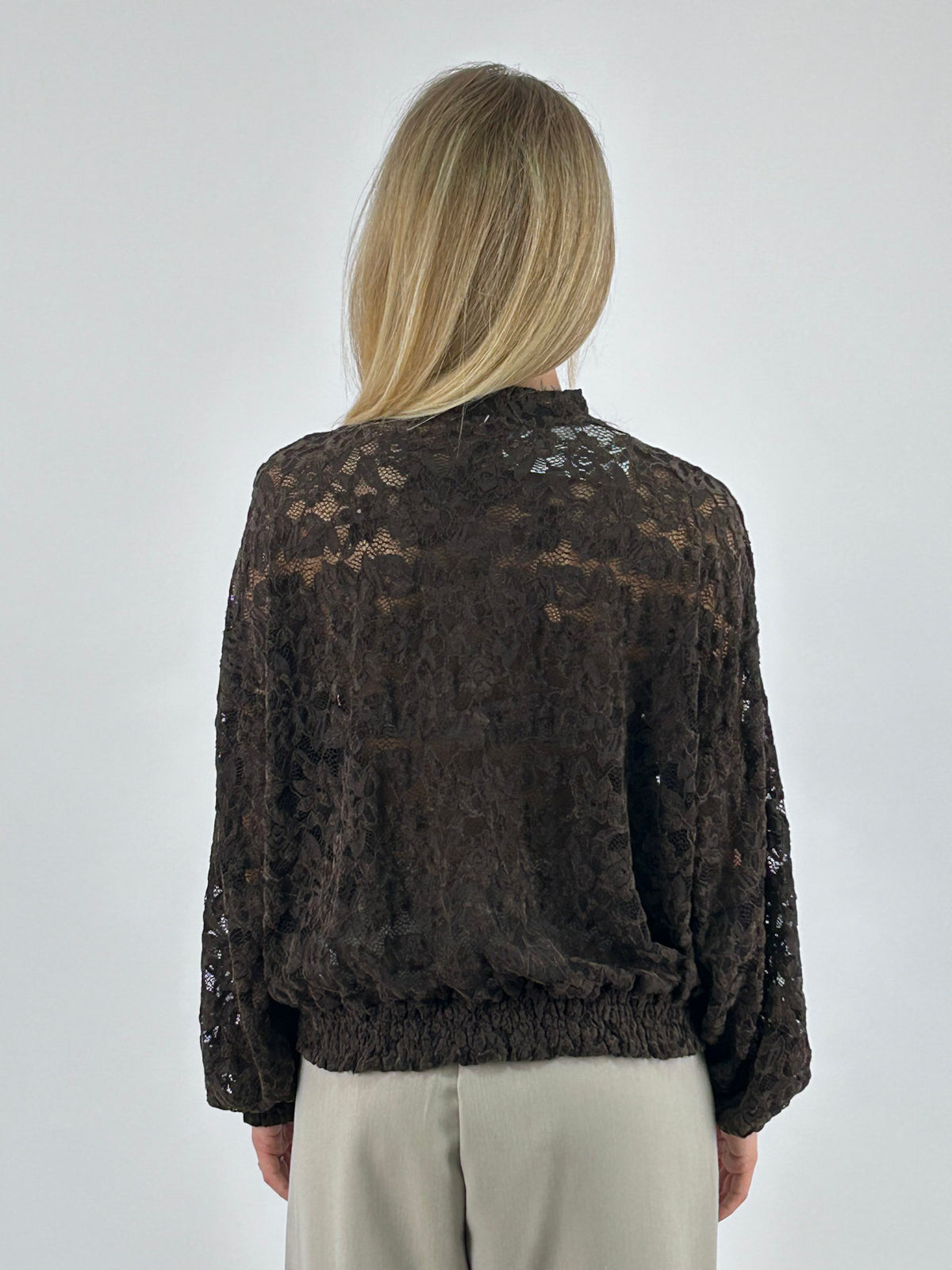Maglia donna in pizzo floreale con fondo e polsini arricciati marrone - vista retro
