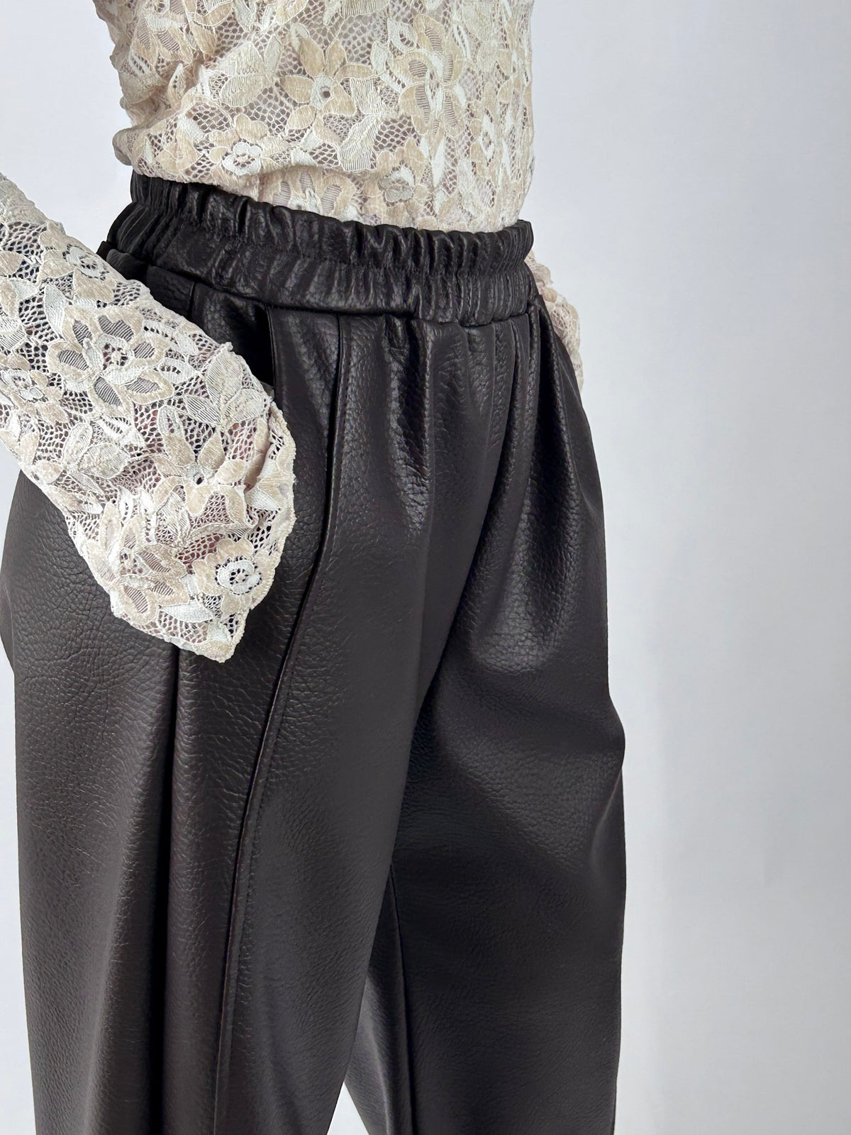 Pantalone Ecopelle marrone dettaglio vita elasticizzata