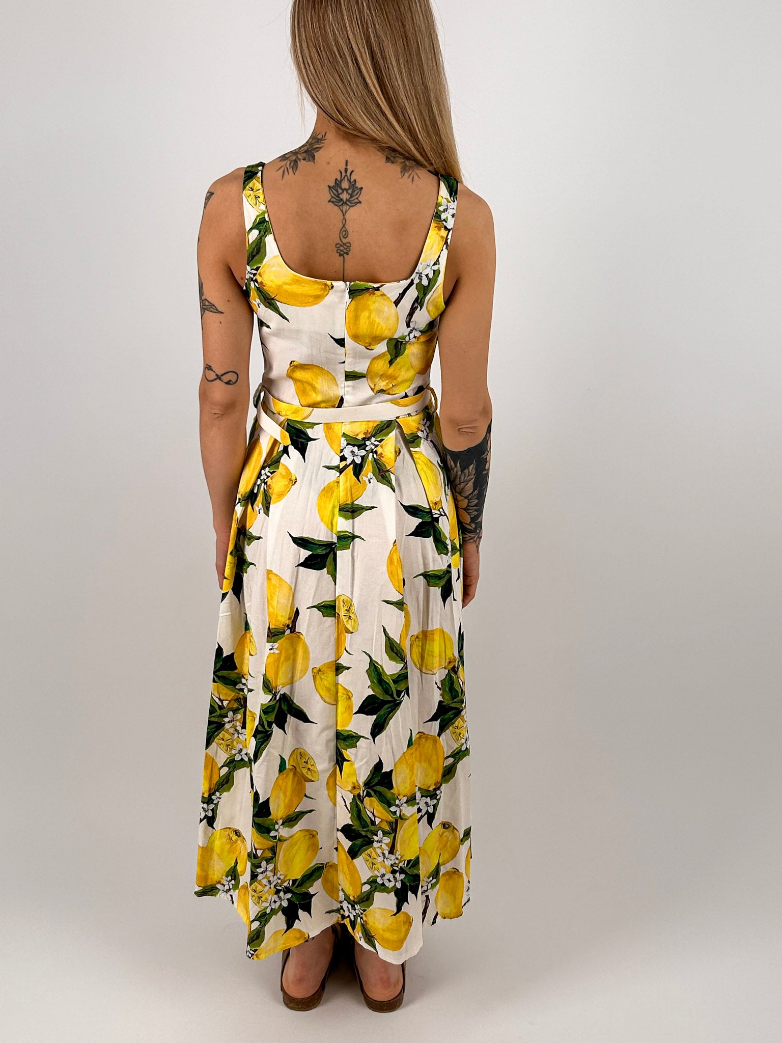 Abito Sorrento giallo lungo da donna in cotone con cintura coordinata e stampa limoni. vista retro