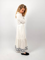 Abito lungo donna bianco in cotone con ricamo decorativo sul fondo. -vista laterale