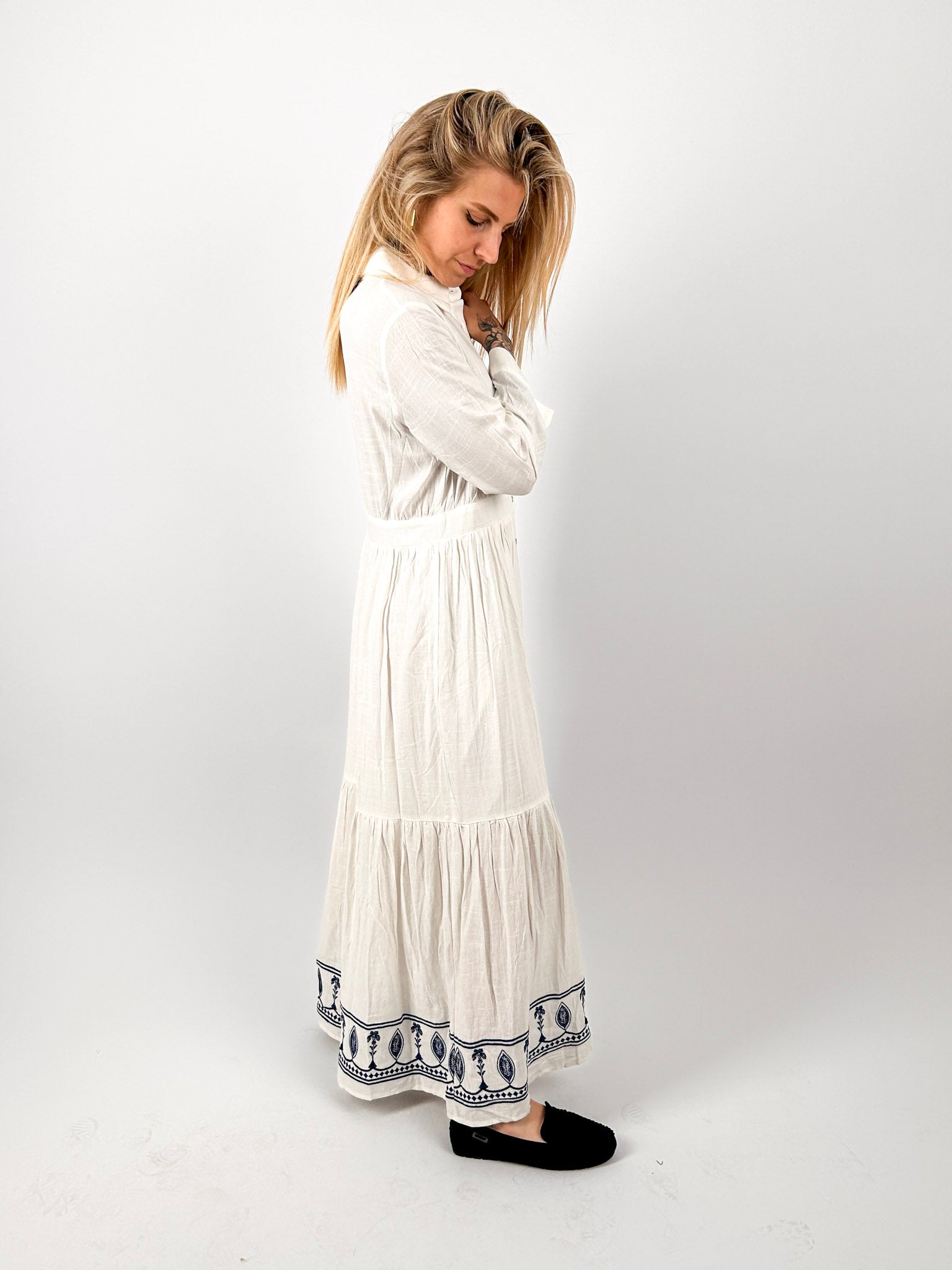 Abito lungo donna bianco in cotone con ricamo decorativo sul fondo. -vista laterale