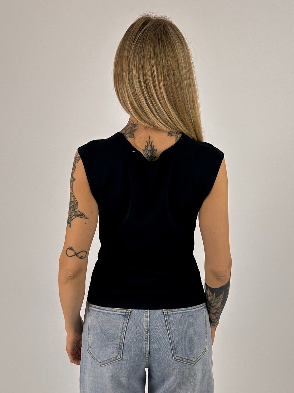 Canotta Basic da donna in tessuto morbido elasticizzato con scollo ampio. vista retro