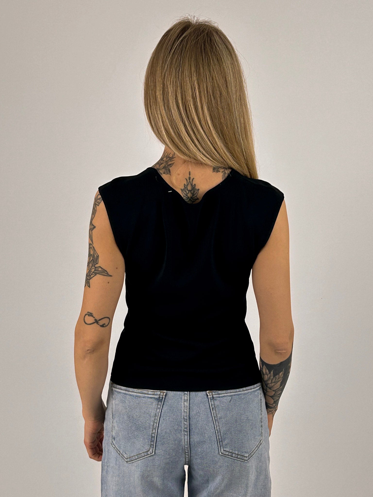 Canotta Basic da donna in tessuto morbido elasticizzato con scollo ampio. vista retro