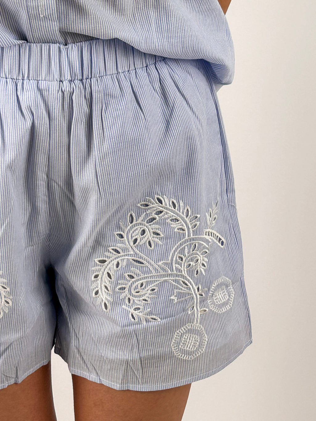 Completo Capri da donna in cotone con camicia ricamata e shorts coordinati. dettaglio short