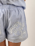 Completo Capri da donna in cotone con camicia ricamata e shorts coordinati. dettaglio short