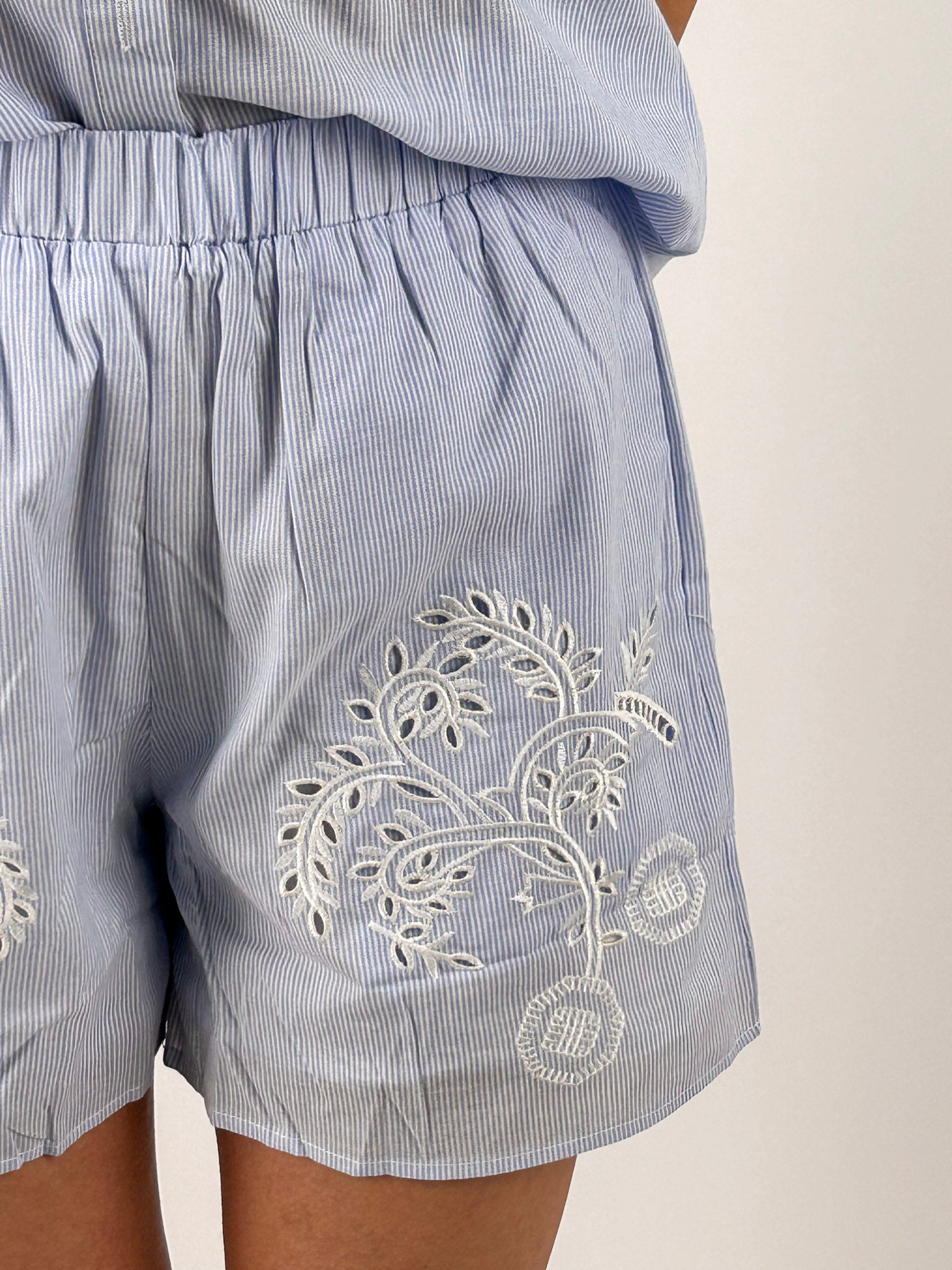 Completo Capri da donna in cotone con camicia ricamata e shorts coordinati. dettaglio short