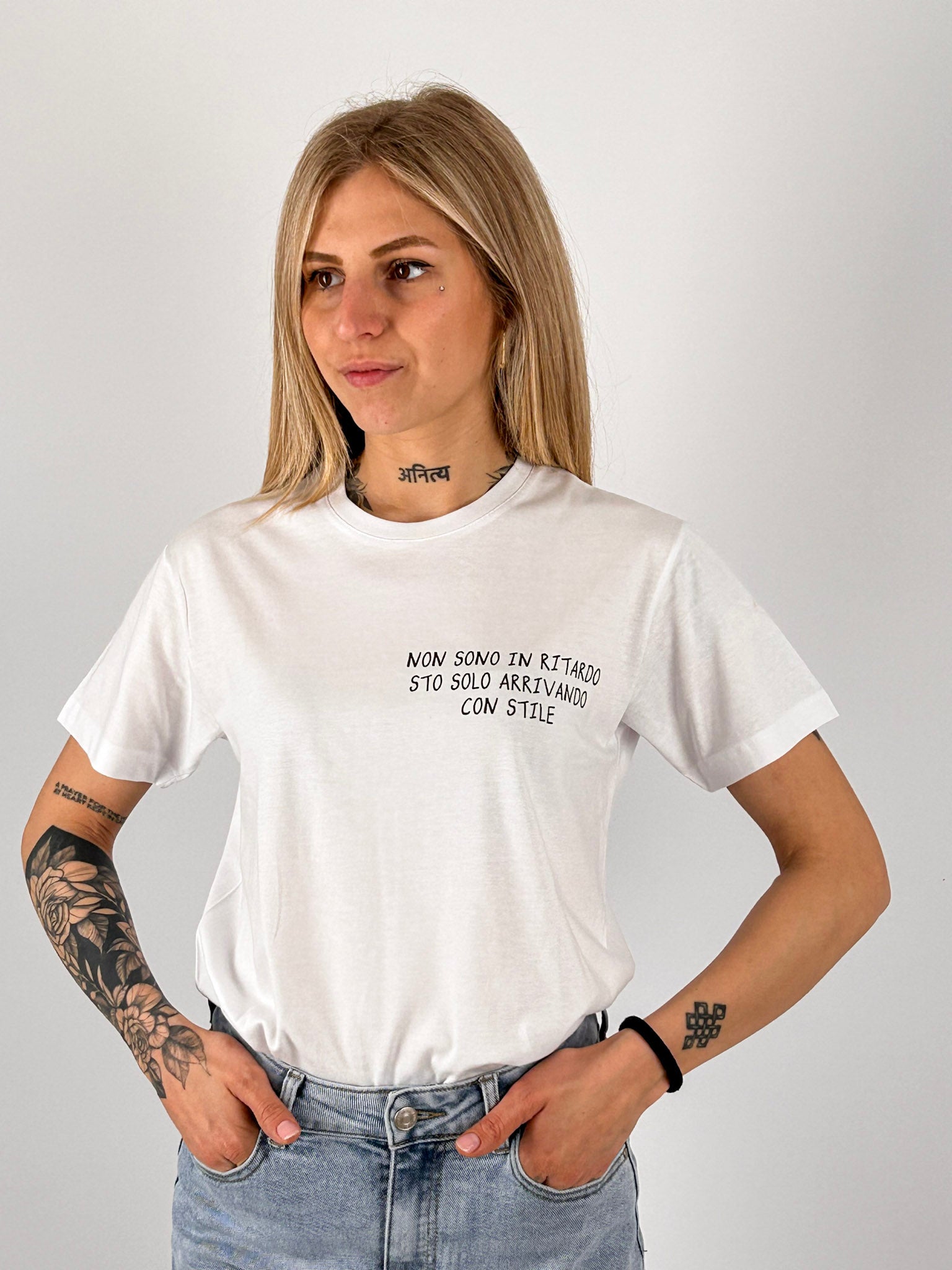 t-shirt hangard lab "non sono in ritardo sto solo arrivando con stile" portata dentro