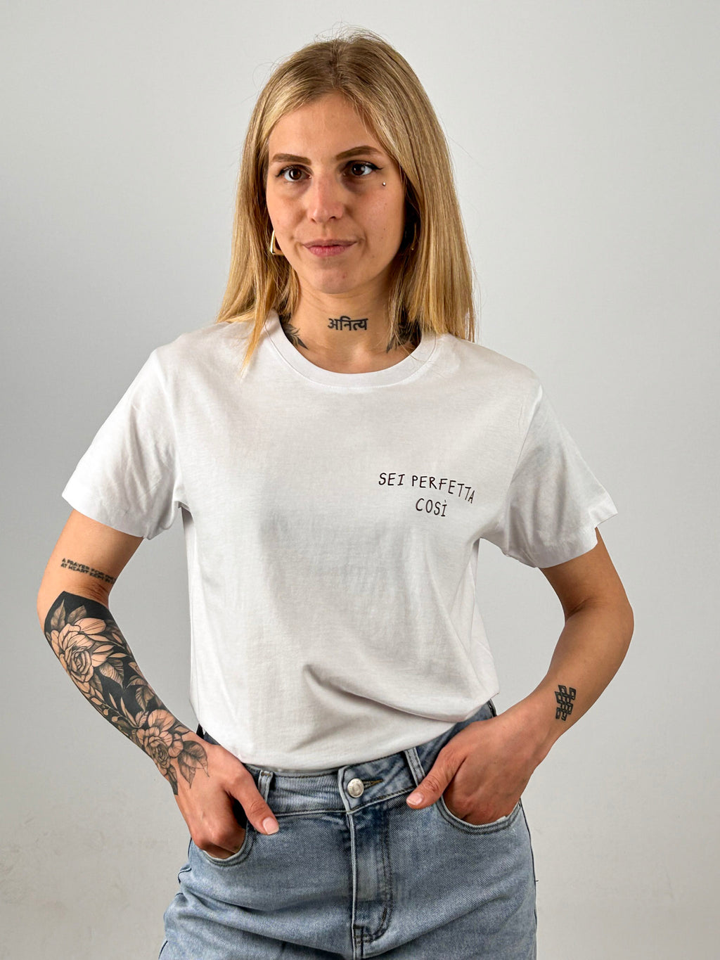 t-shirt hangard lab "sei perfetta cosi" portata dentro