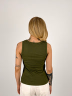 Canotta donna a costine verde militare con vestibilità slim e tessuto elasticizzato- vista retro 
