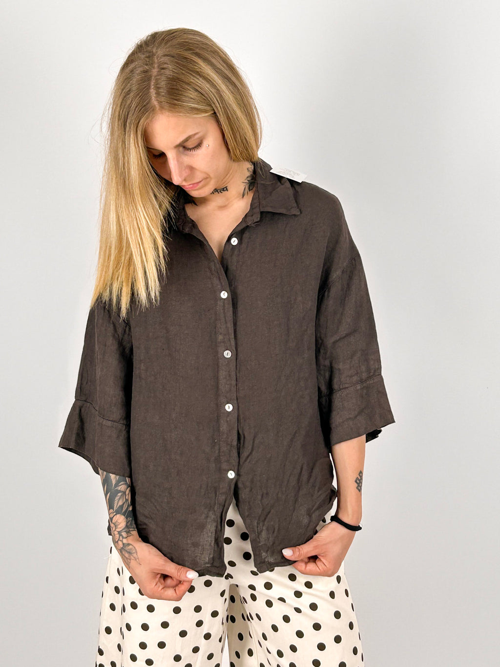 Camicia donna in lino marrone  con bottoni frontali e vestibilità morbida - vista intera