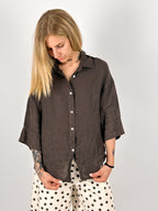 Camicia donna in lino marrone  con bottoni frontali e vestibilità morbida - vista intera
