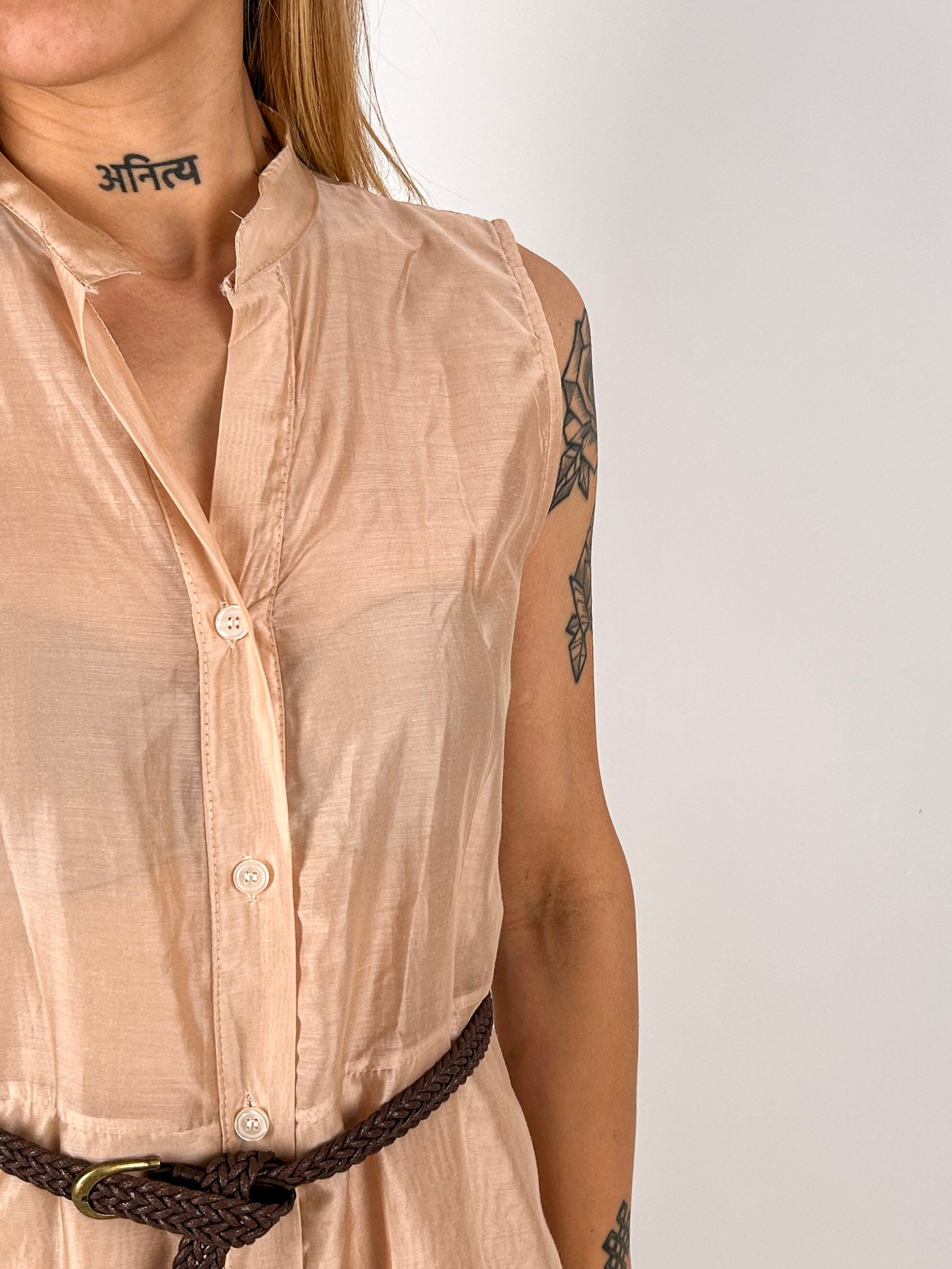 Abito chemisier donna pesca smanicato con cintura coordinata e chiusura a bottoni - vista dettaglio