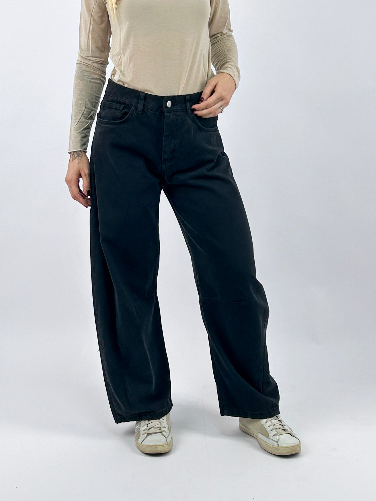 Jeans donna 100% cotone con gamba ampia e sagomata nero - vista frontale