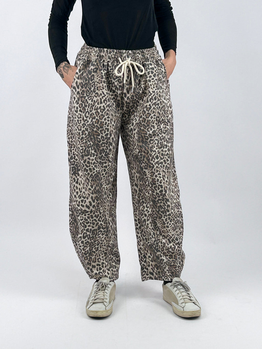 Pantalone donna in felpa con stampa camouflage e gamba ampia leo - vista frontale