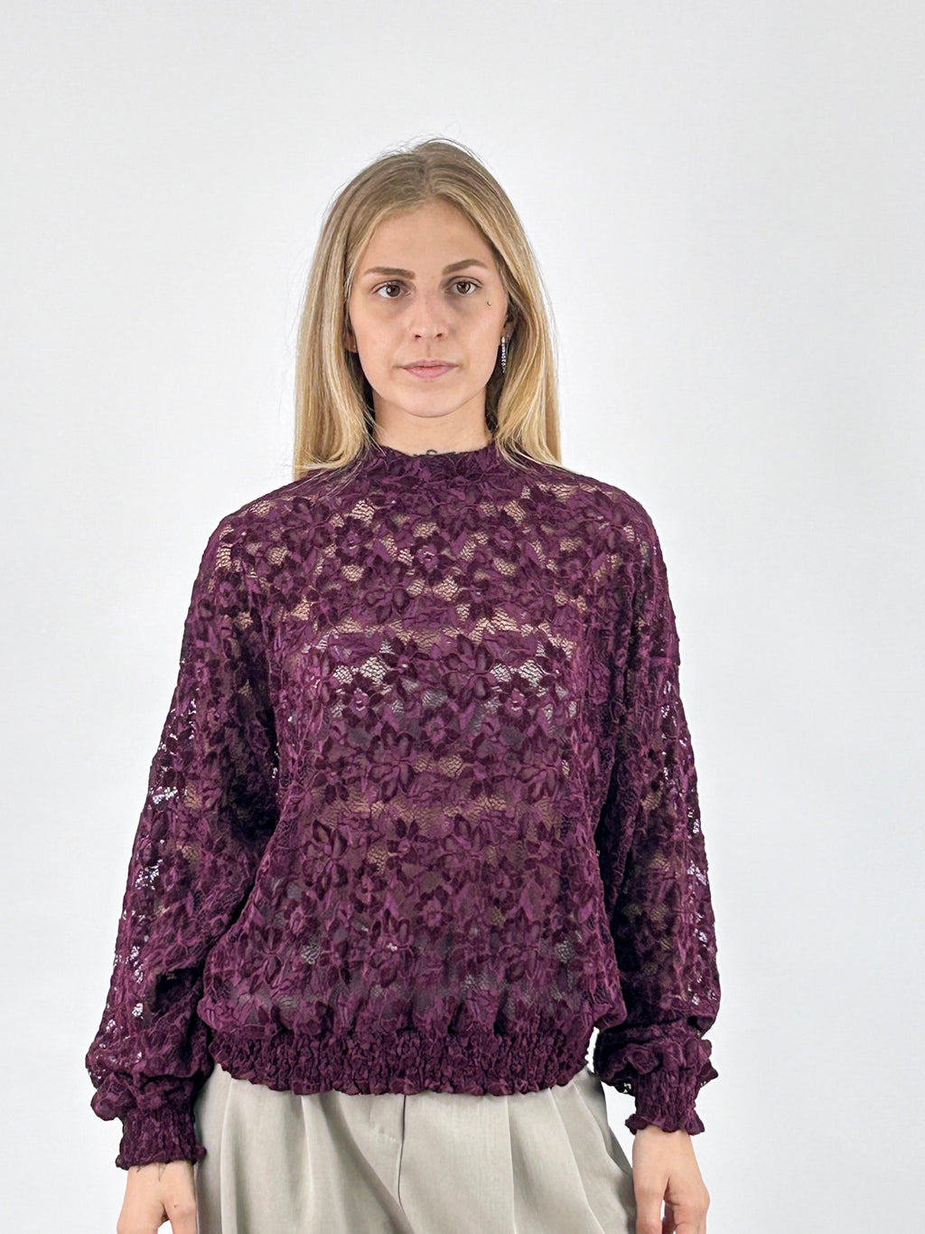 Maglia donna in pizzo floreale con fondo e polsini arricciati bordo - vista frontale