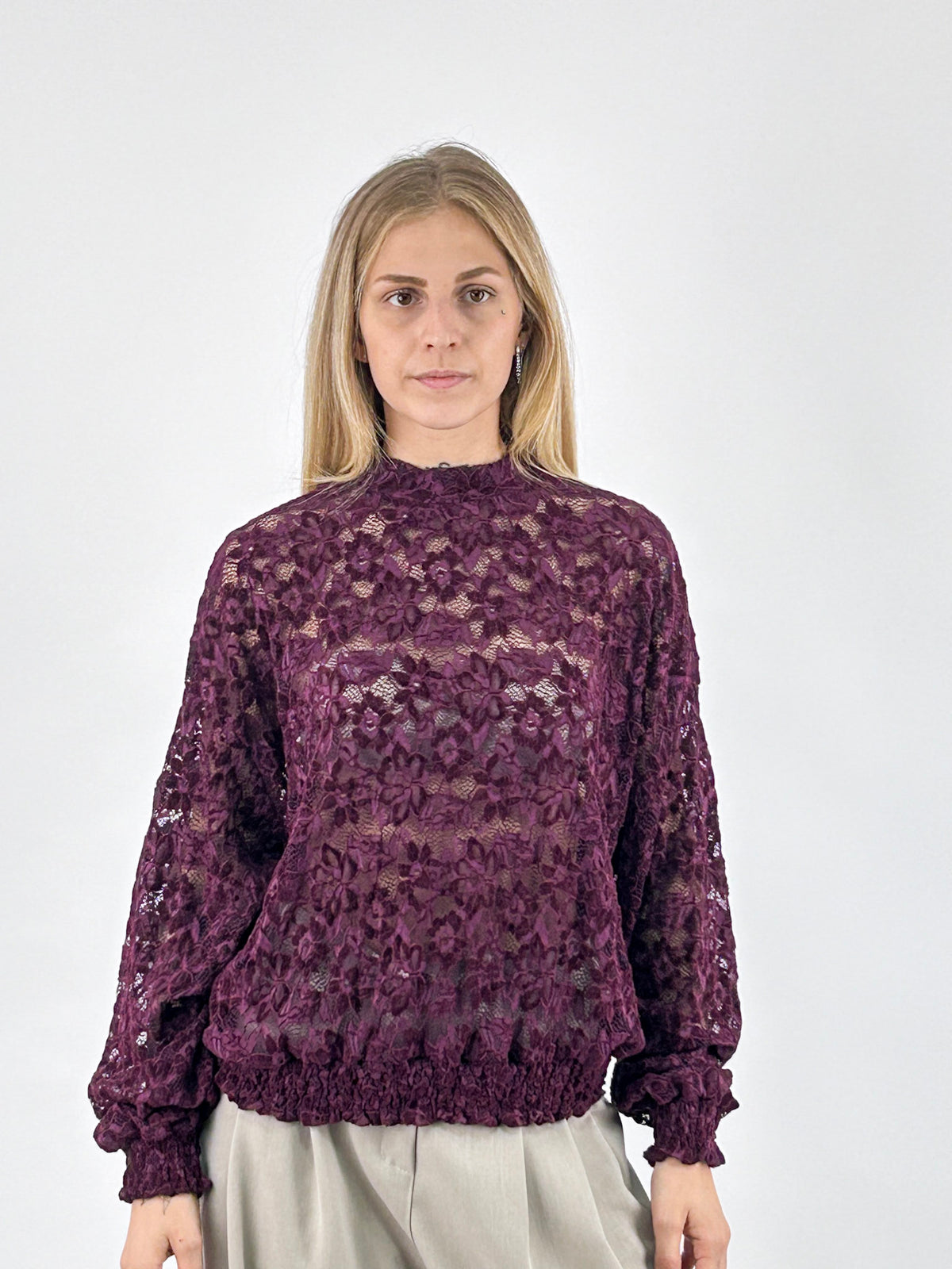 Maglia donna in pizzo floreale con fondo e polsini arricciati bordo - vista frontale