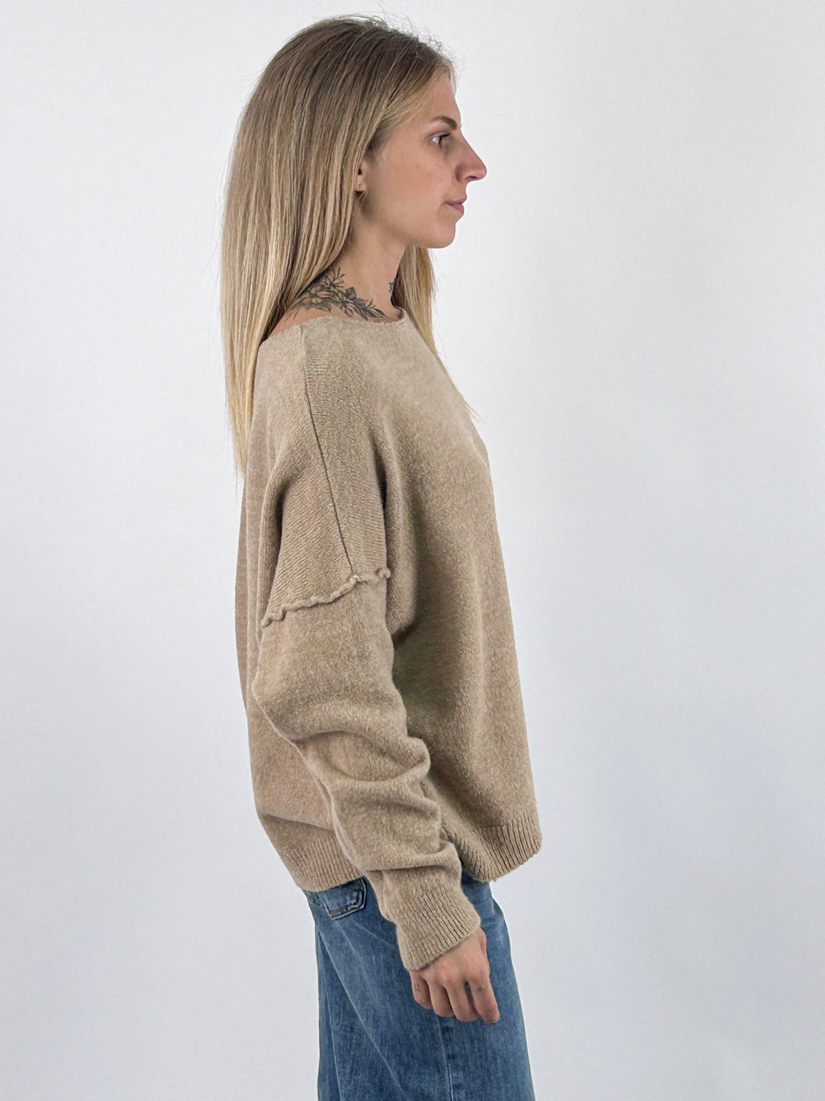 Maglia donna morbida con spalla scesa e vestibilità ampia beige - vista laterale