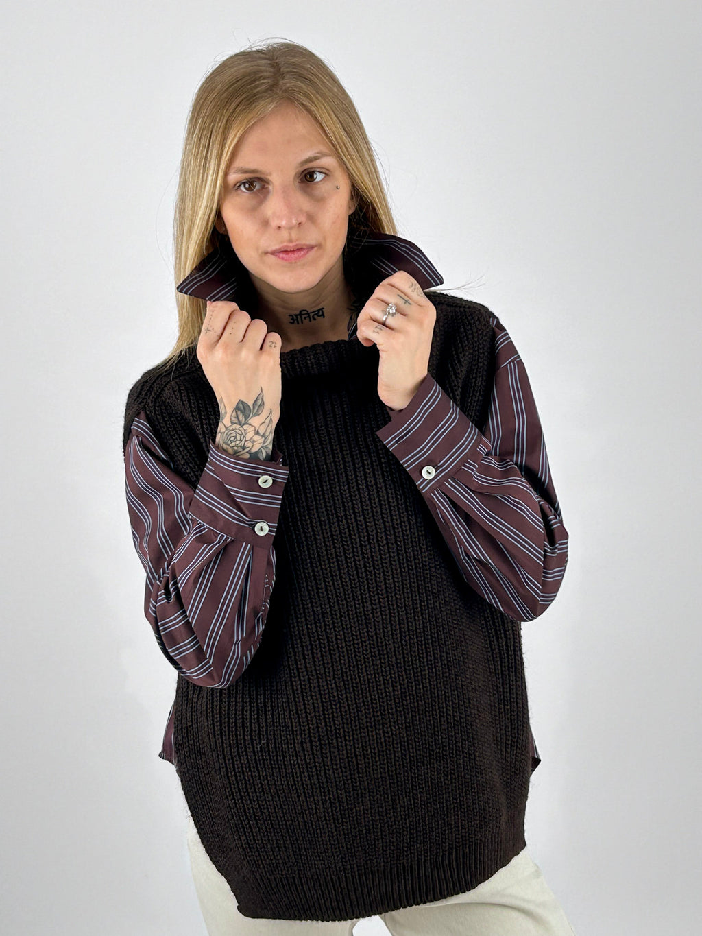 Camicia Stripe marrone a righe indossata con gilet