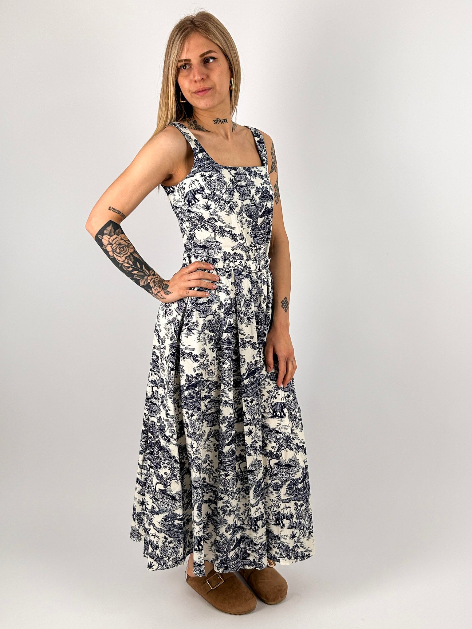 Abito Sorrento blu lungo da donna in cotone con cintura coordinata e stampa limoni. vista frontale
