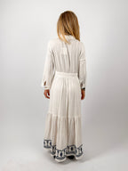 Abito lungo donna bianco in cotone con ricamo decorativo sul fondo - vista retro