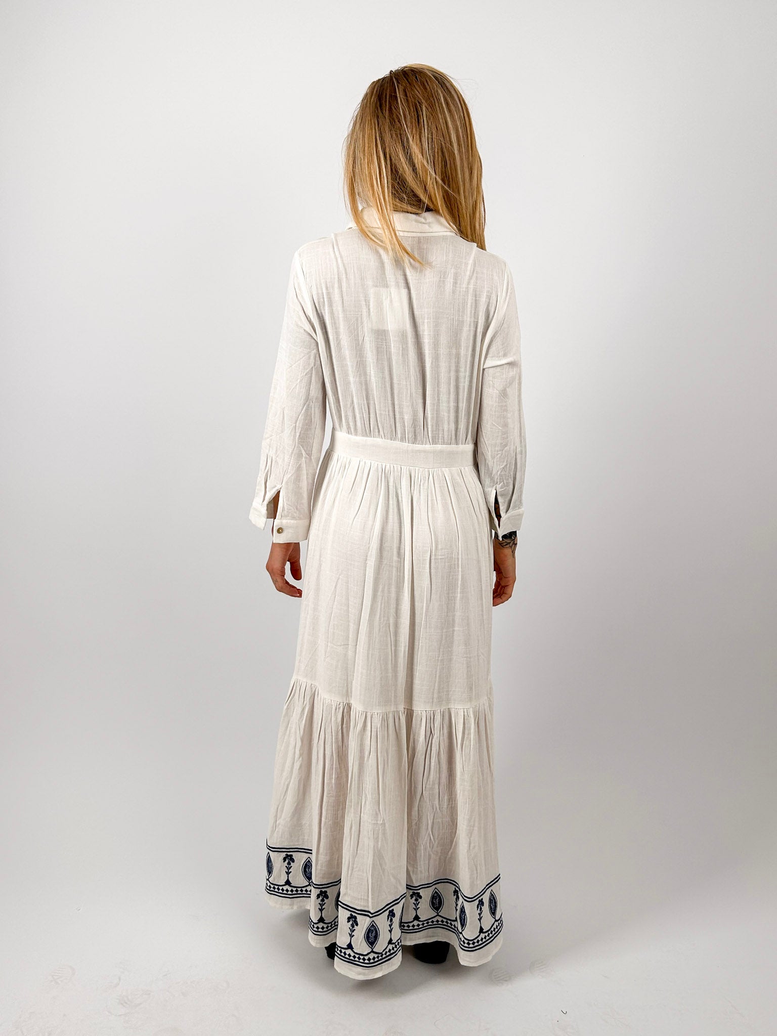 Abito lungo donna bianco in cotone con ricamo decorativo sul fondo - vista retro