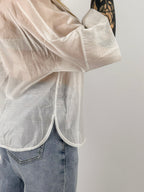 Camicia eva Bianco da donna leggera effetto vedo-non-vedo indossata con jeans chiari. bianca dettaglio spacco