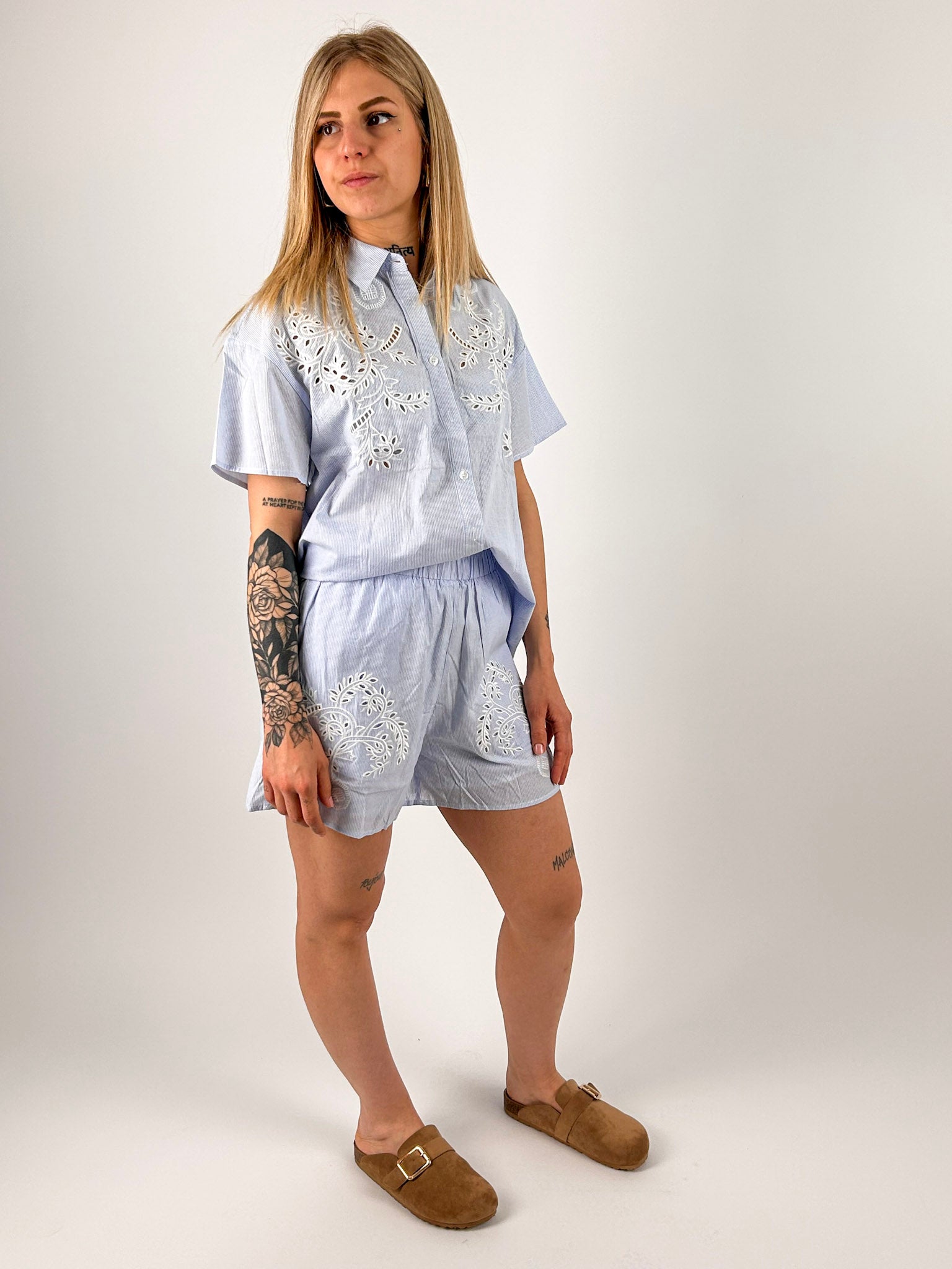 Completo Capri da donna in cotone con camicia ricamata e shorts coordinati. vista frontale