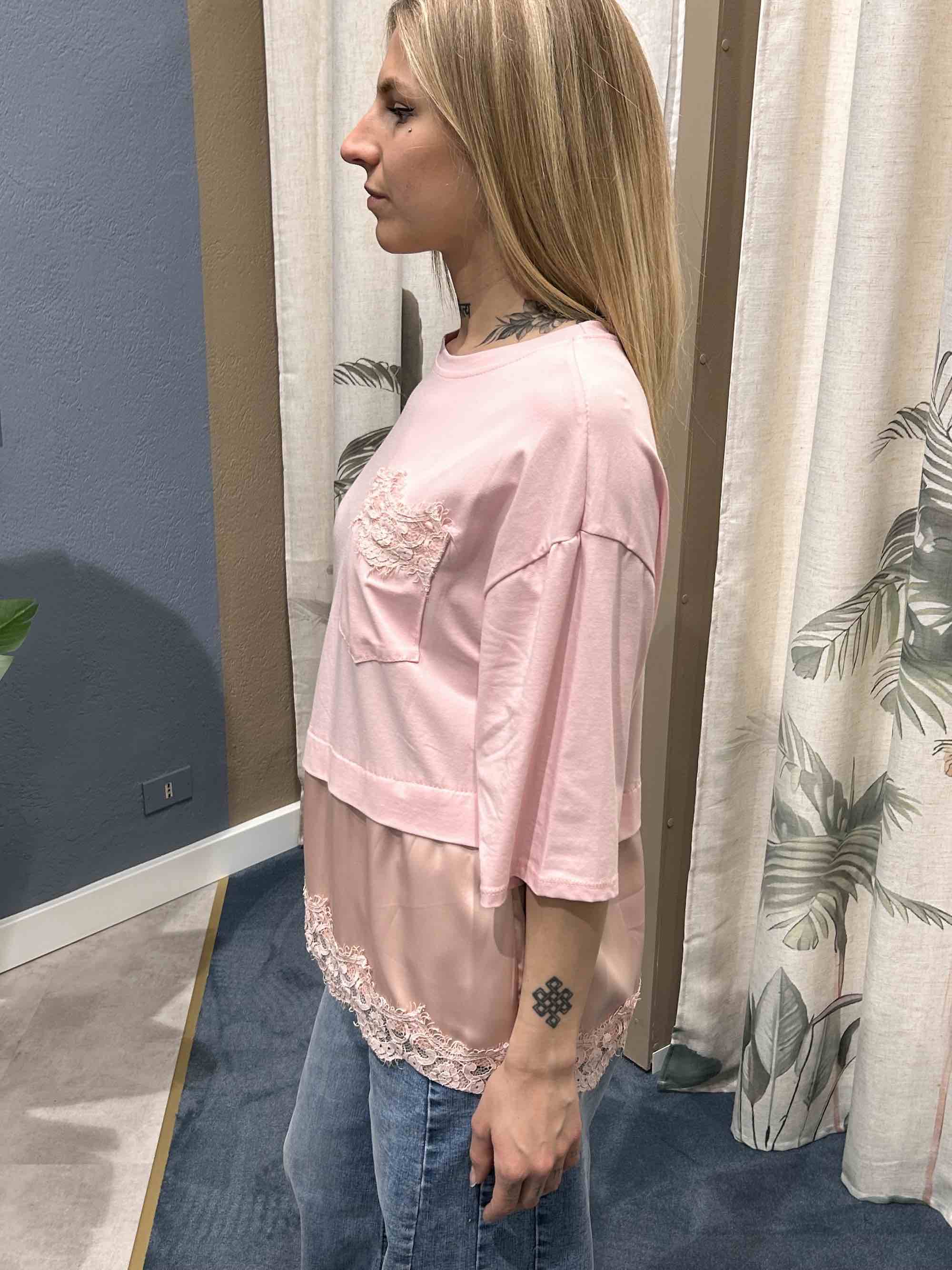T-shirt donna con pizzo elegante vista  laterale