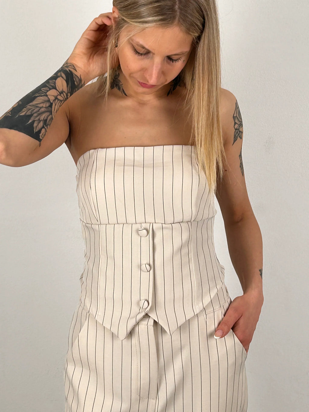 completo donna elegante gessato dettaglio top