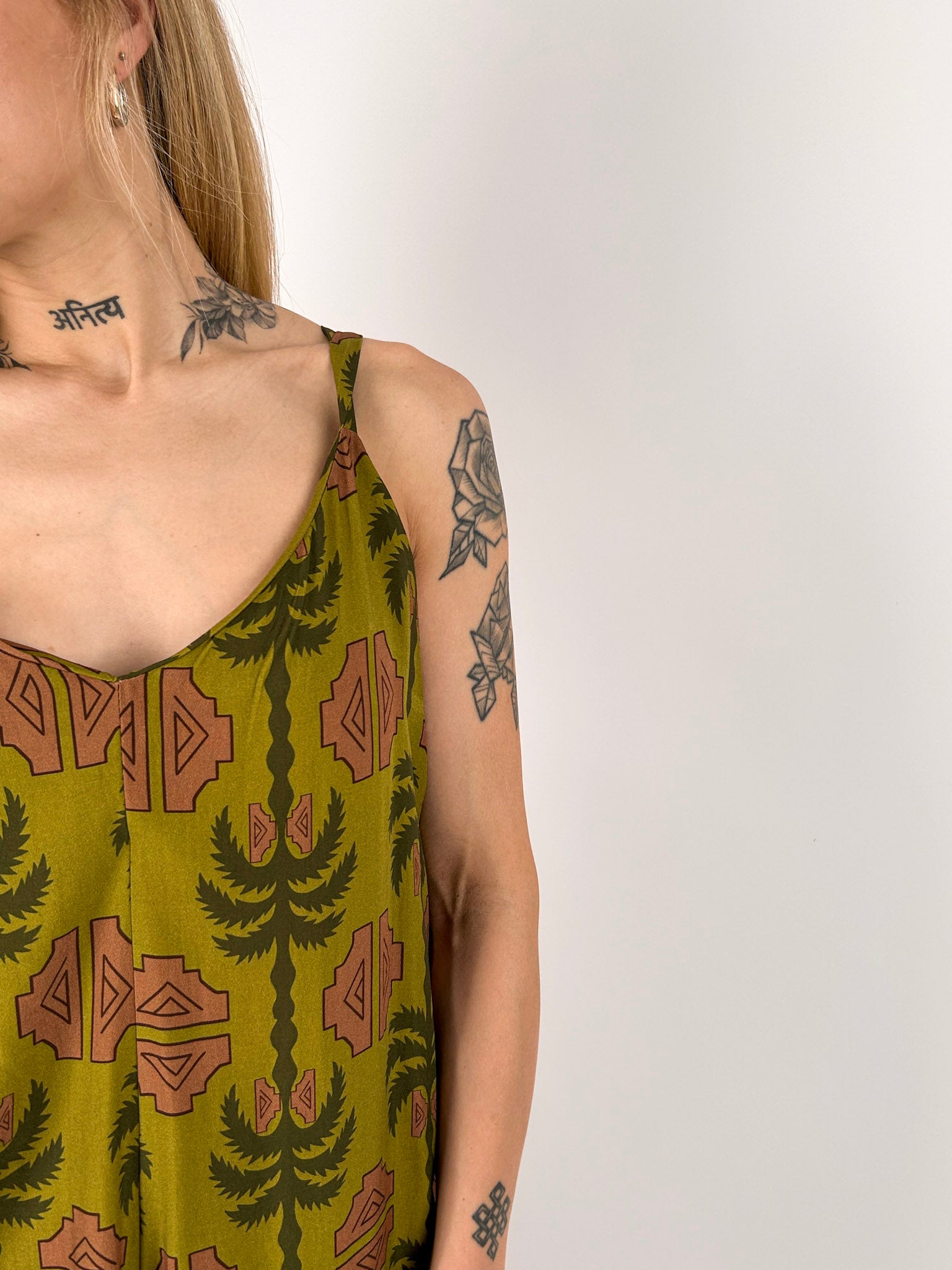 Tuta lunga donna verde militare con spalline sottili e gamba palazzo - vista dettaglio