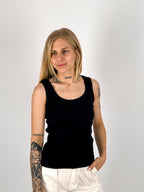 Canotta donna a costine nero con vestibilità slim e tessuto elasticizzato- vista frontale 