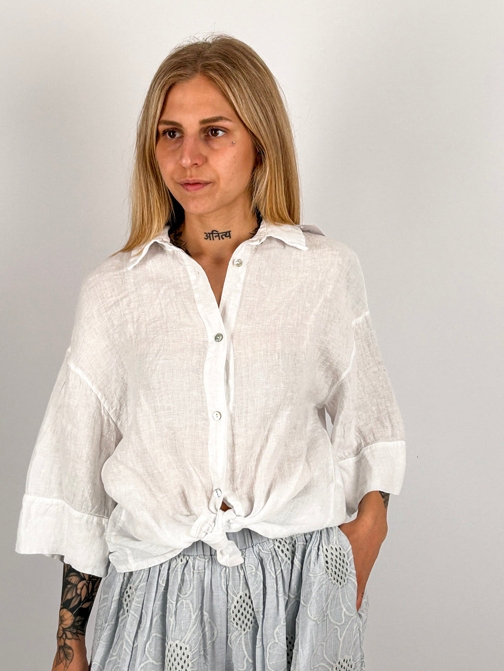 Camicia donna in lino bianco  con bottoni frontali e vestibilità morbida - vista frontale