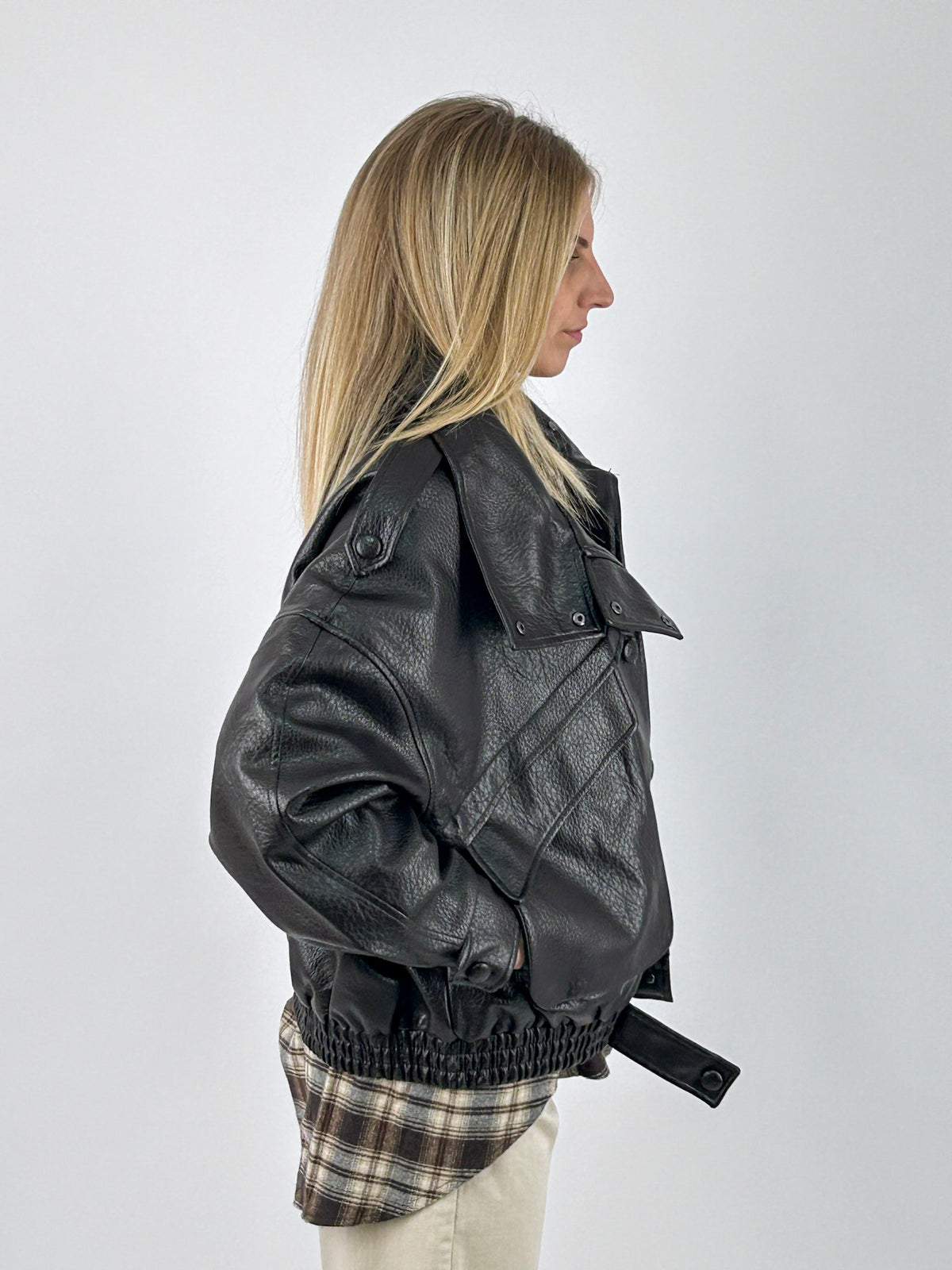 Giubbino donna in ecopelle con tasche frontali e spalla scesa marrone - vista laterale
