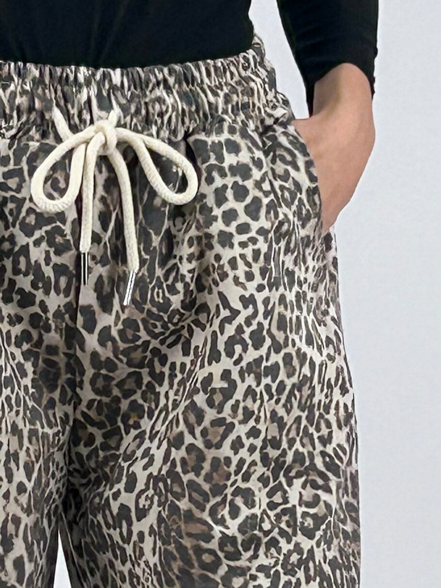 Pantalone donna in felpa con stampa camouflage e gamba ampia leo - vista dettaglio