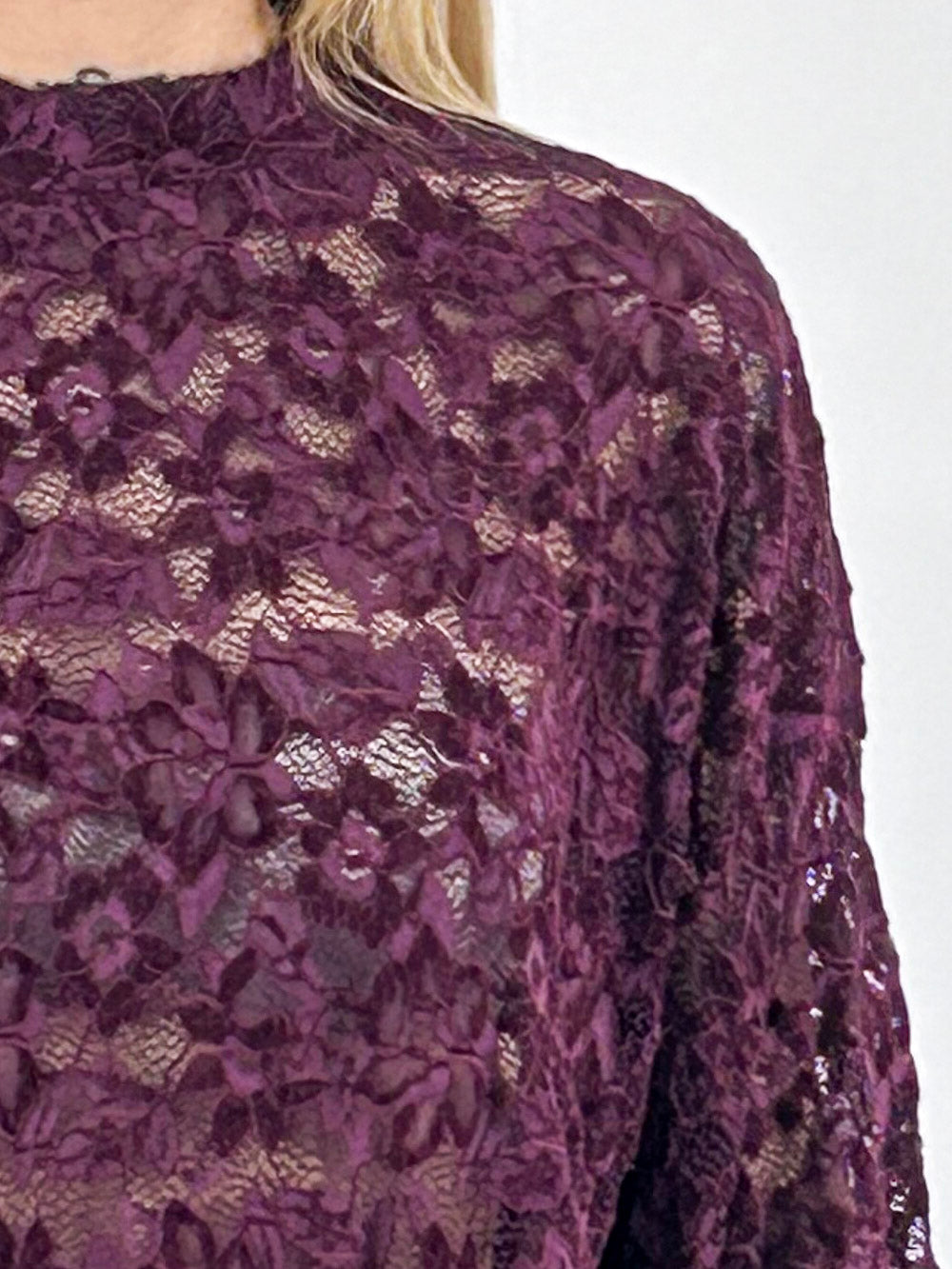 Maglia donna in pizzo floreale con fondo e polsini arricciati bordo - vista dettaglio