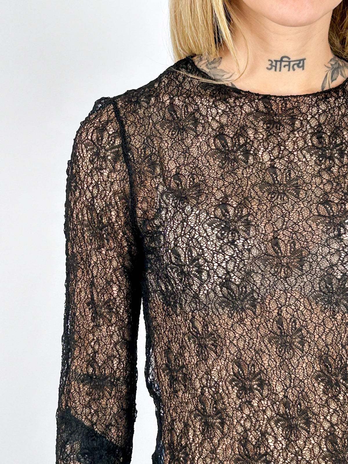 Maglia Asimmetrica nera dettaglio pizzo