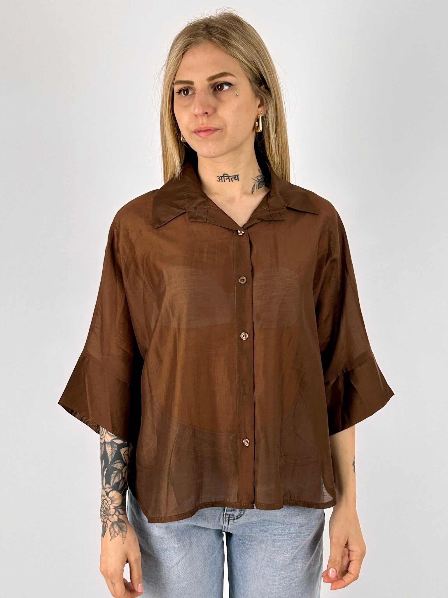 Camicia Nora da donna leggera effetto vedo-non-vedo indossata con jeans chiari. cioccolato vista frontale