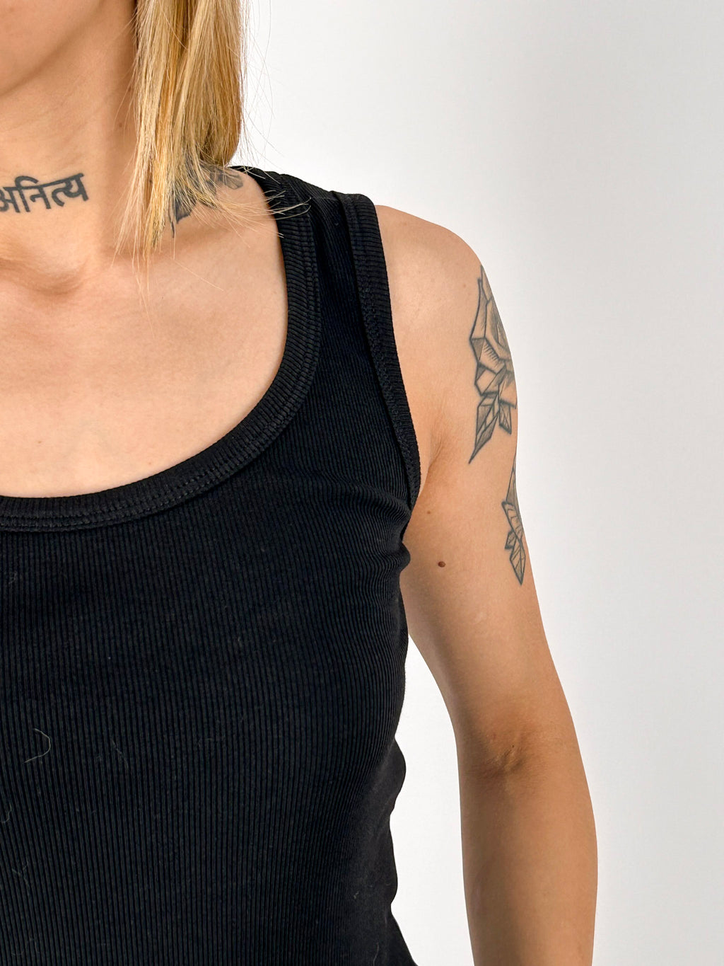 Canotta donna a costine nero con vestibilità slim e tessuto elasticizzato- vista dettaglio 