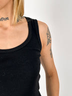 Canotta donna a costine nero con vestibilità slim e tessuto elasticizzato- vista dettaglio 